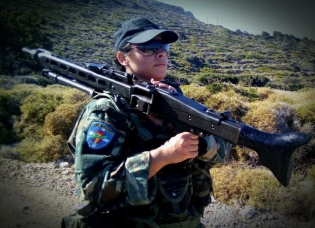 Η πρώτη γυναίκα Εθνοφύλακας: Ικαριώτισσα, Sniper με “φαρμακερό” σημάδι, και…βαρύ χέρι (εικόνες)